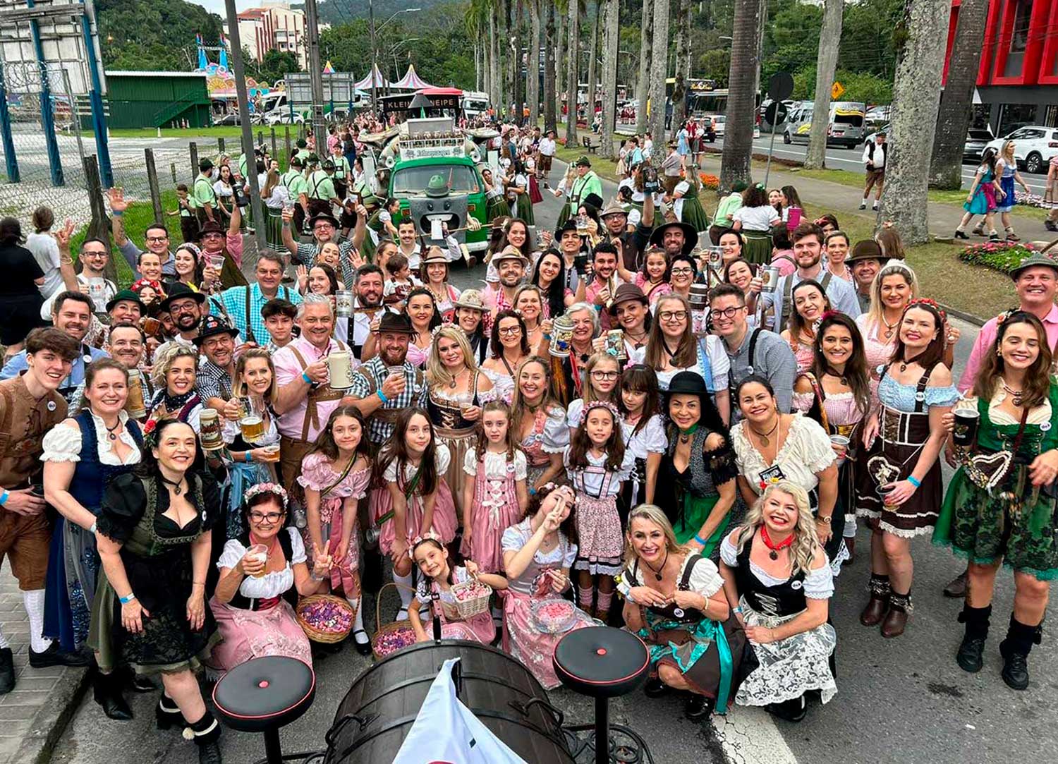 Alegria e descontração marcam participação da ala da OAB Blumenau nos desfiles da Oktoberfest