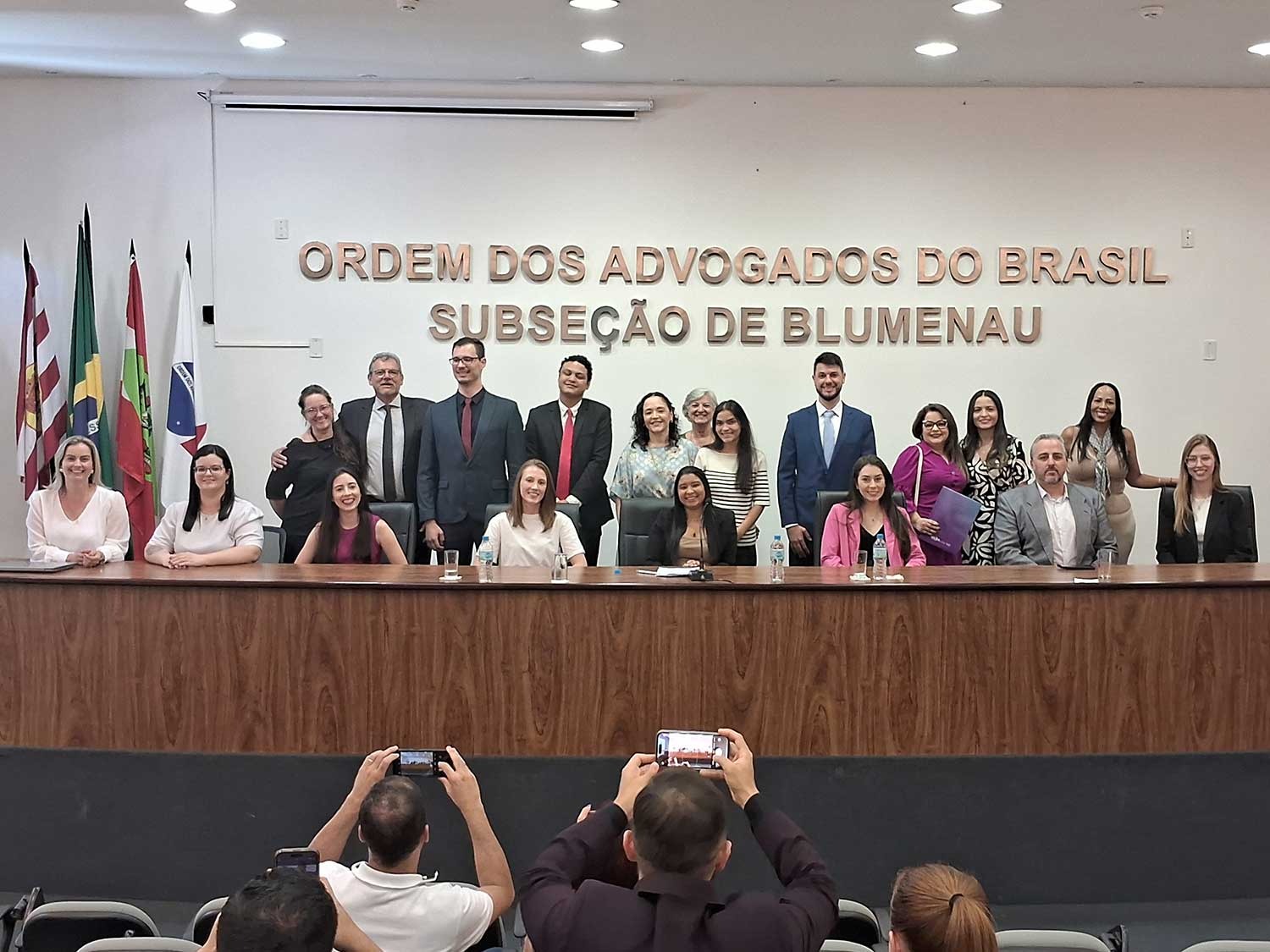 Treze novos advogados recebem credenciais da OAB em cerimônia na subseção de Blumenau Treze novos advogados recebem credenciais da OAB em cerimônia na subseção de Blumenau