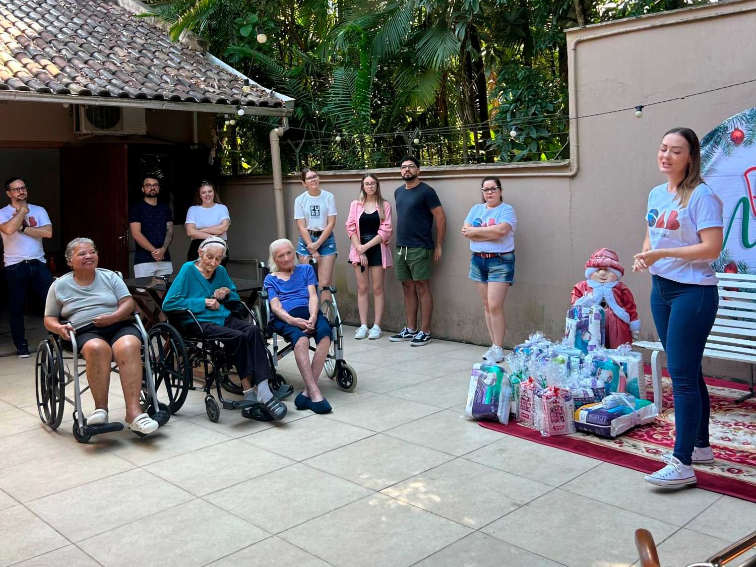Natal antecipado faz a alegria de vovós e vovôs de casa de repouso do bairro Salto do Norte Natal antecipado faz a alegria de vovós e vovôs de casa de repouso do bairro Salto do Norte