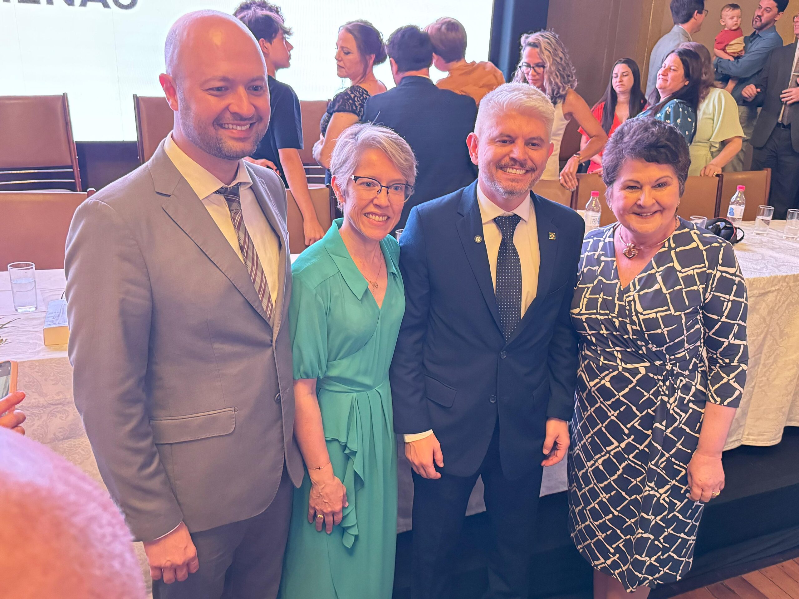 Presidente e vice-presidente da OAB Blumenau prestigiam posse do prefeito, vice-prefeita e vereadores de Blumenau