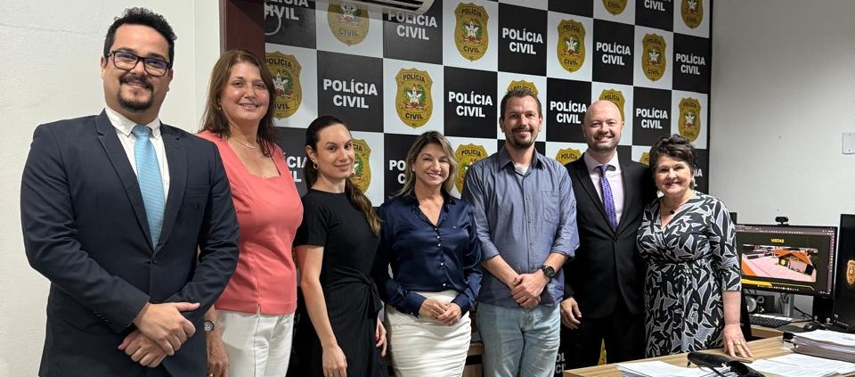 Delegado Jhon Endy Lamb recebe comitiva da OAB Blumenau