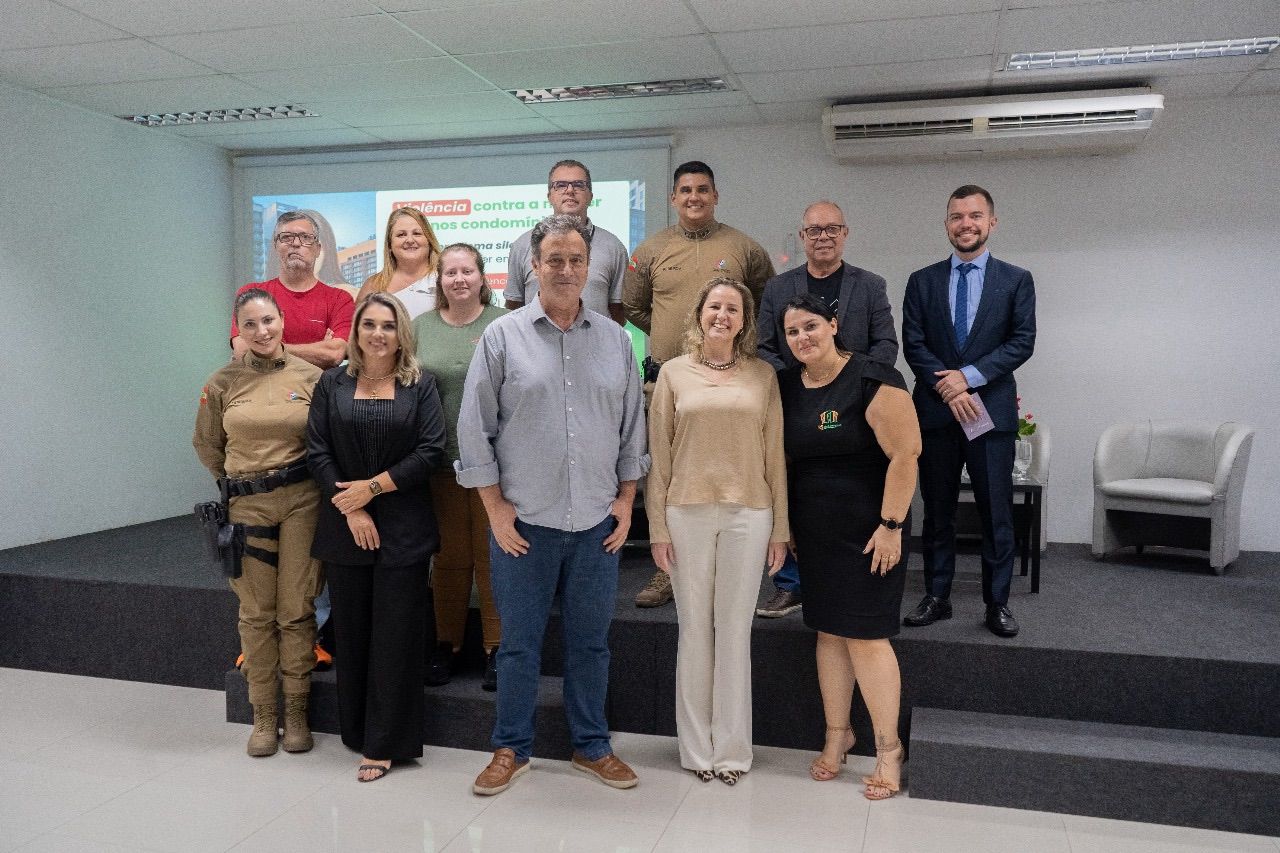 OAB Blumenau participa de evento sobre violência contra a mulher em condomínios na AMPE Blumenau OAB Blumenau participa de evento sobre violência contra a mulher em condomínios na AMPE Blumenau